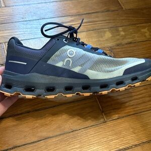 On Cloud Cloudvista Running in Navy, Light Gray and Gum